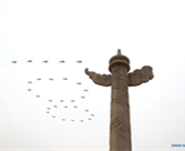 Des avions militaires survolent la place Tian'anmen en échelons pour marquer le centenaire du PCC